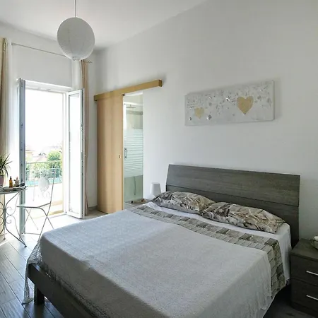 Apartment With Side Sea View In